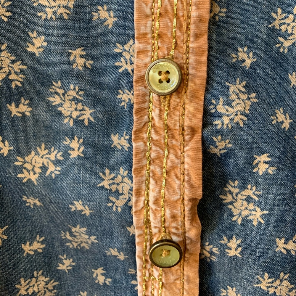 ROAR- gorgeous bedazzled & metallic button up!! - Picture 5 of 8